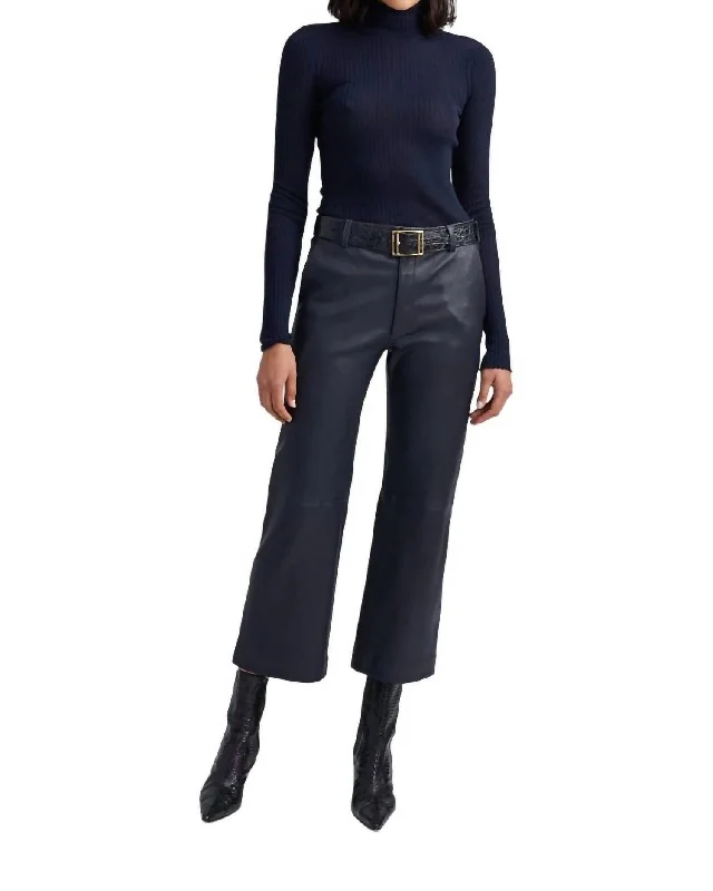 Tapered women trousers with a slimming effectCropped Baggy Lowrise Trousers In Navy