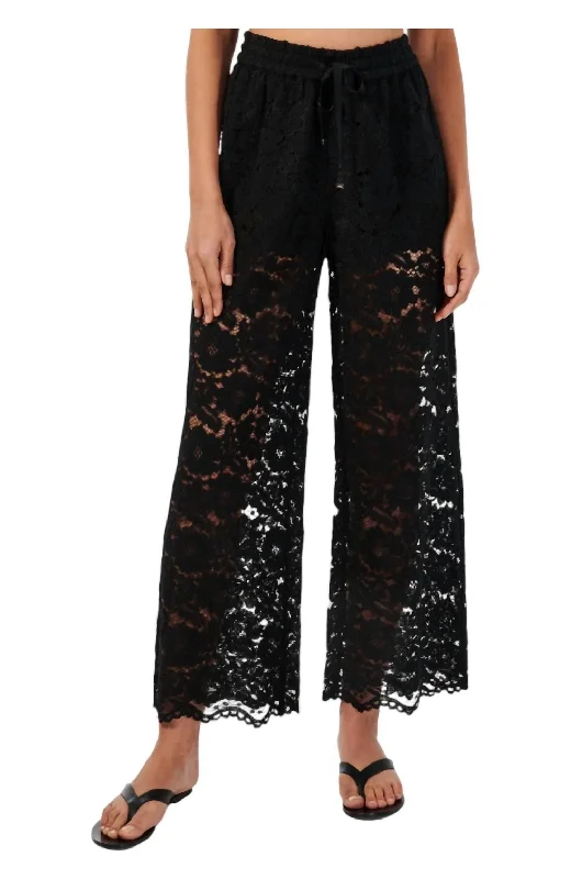 Straight - leg women trousers with a classic and timeless designDara Wide Leg Pants In Black