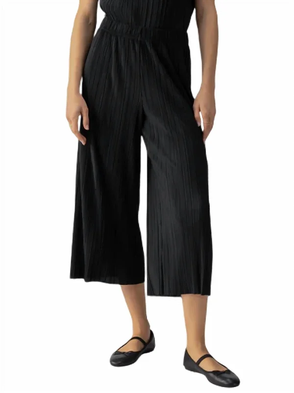 Metallic women trousers for a glamorous and eye - catching stylePlisse Culotte In Black