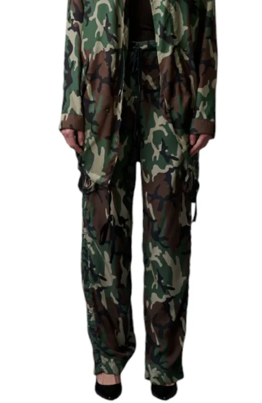 Cargo women trousers with multiple pockets for added functionalitySanta Cruz Cargo Pants In Urbam Camo