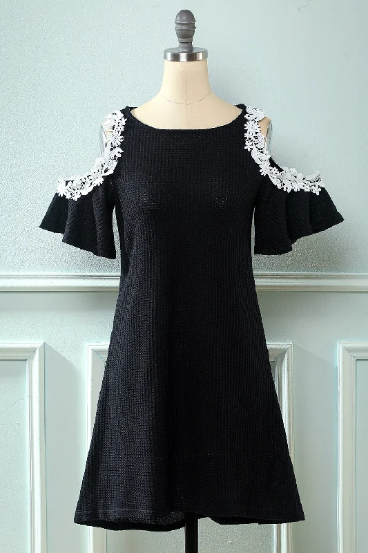 Long - Sleeve Women Dress in Velvet for a Luxurious Winter LookBlack Cold Shoulder Knitted Dress with Appliques