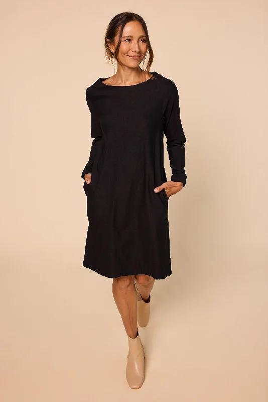 Halter Neck Women Dress to Show Off the Shoulders and NecklineBoatneck Ponte Long Sleeve Dress in Black