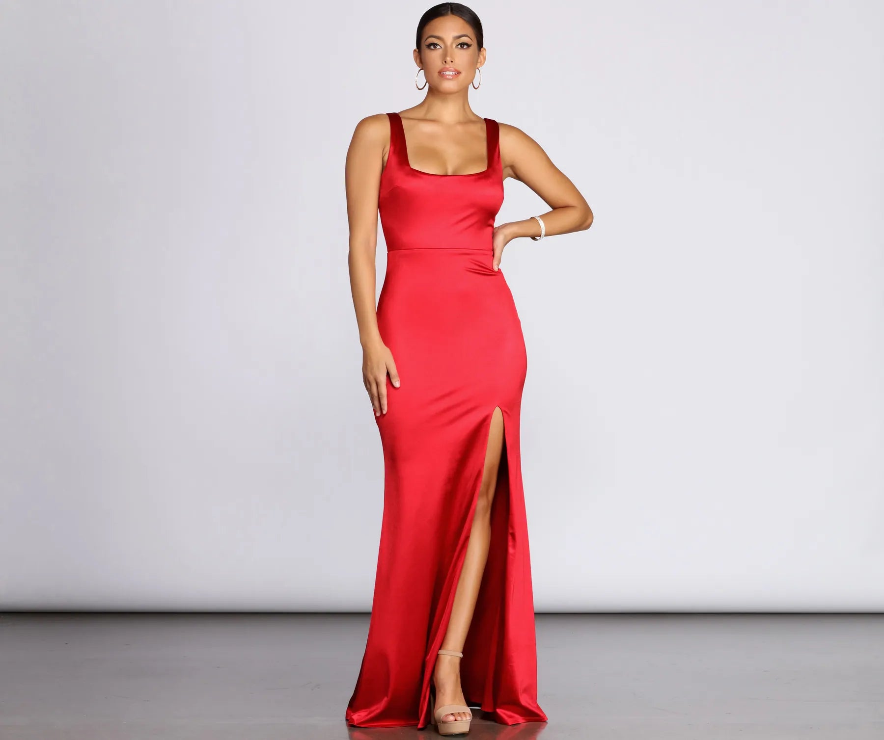 Long - Sleeve Women Dress in Velvet for a Luxurious Winter LookBeatrix Formal Satin Gown