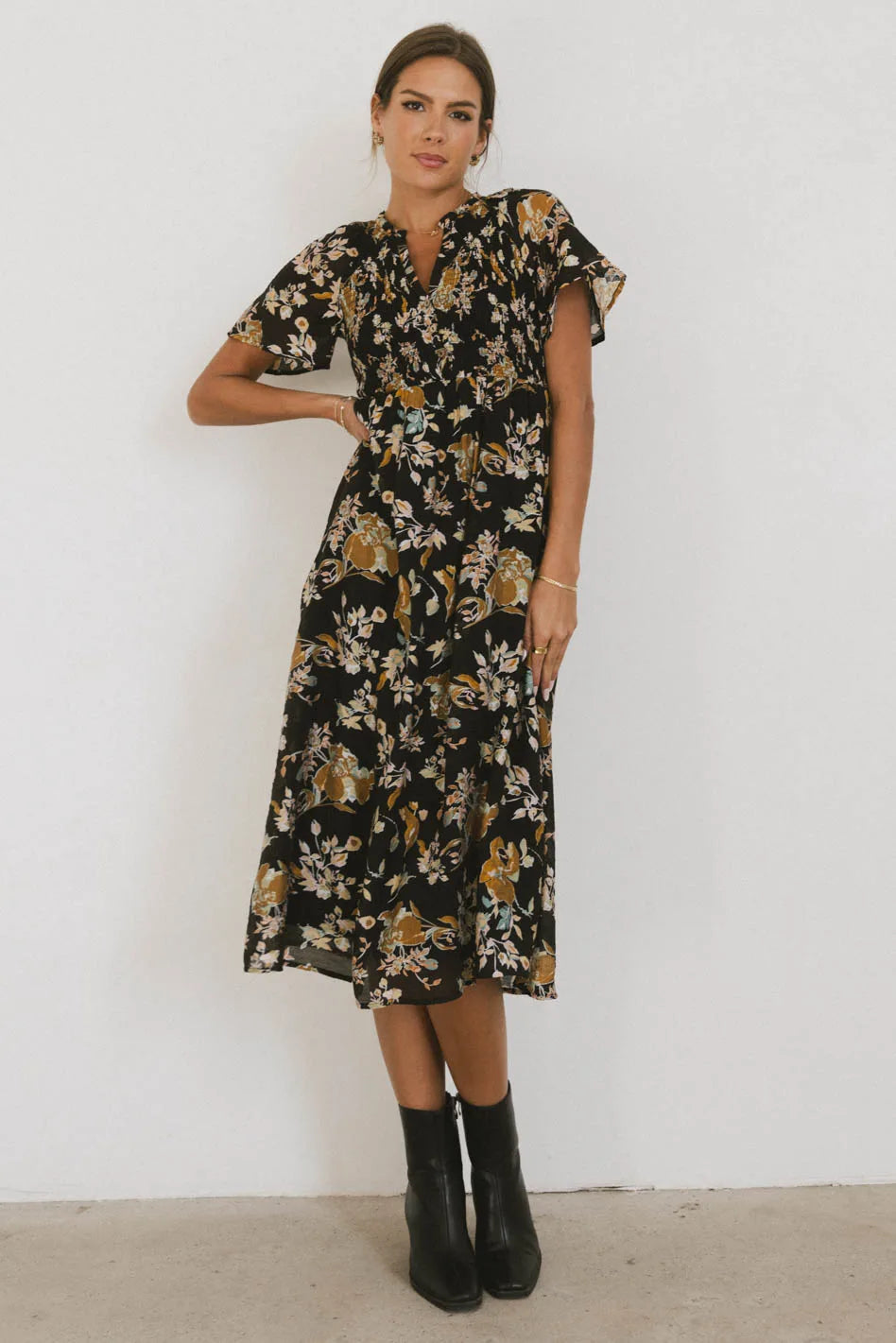 Mini Women Dress with a Short Hem for a Young and Trendy StyleKaitlyn Floral Midi Dress