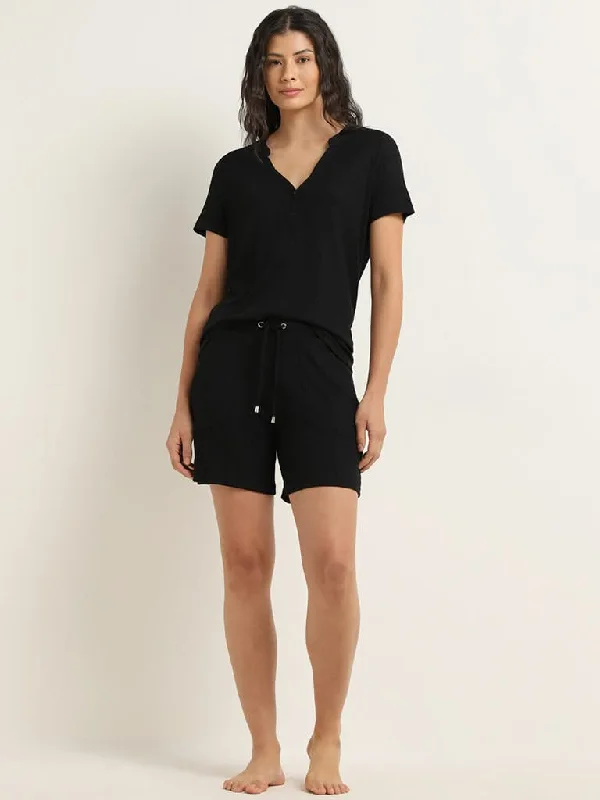 Twill Women Shorts with a Smooth Texture and DurabilityWunderlove Black Ribbed High-Rise Shorts